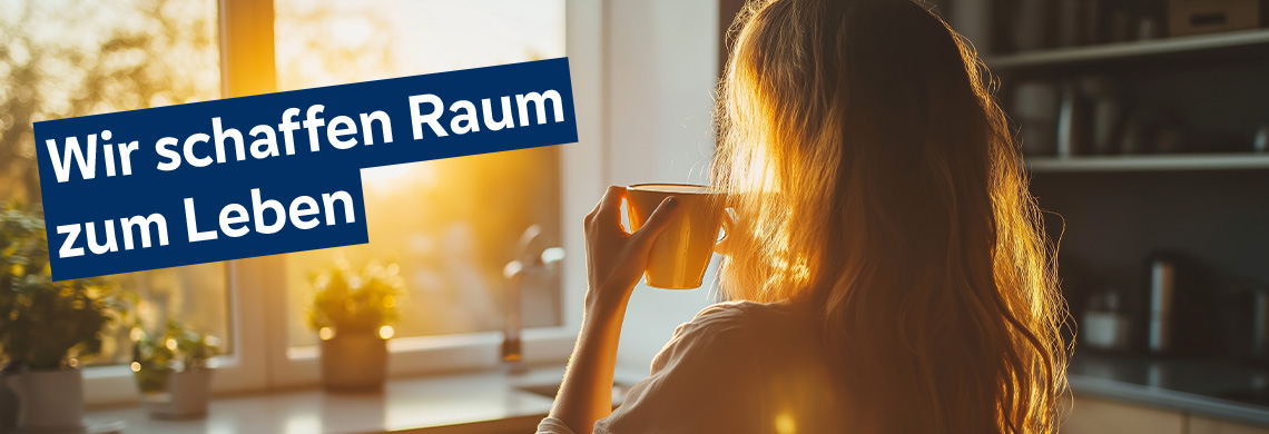 Person mit langen Haaren trinkt aus einer Tasse und schaut bei Sonnenuntergang aus dem Fenster, Text: 'Wir schaffen Raum zum Leben'